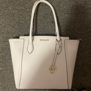 Medium sized micheal kors purse color cream